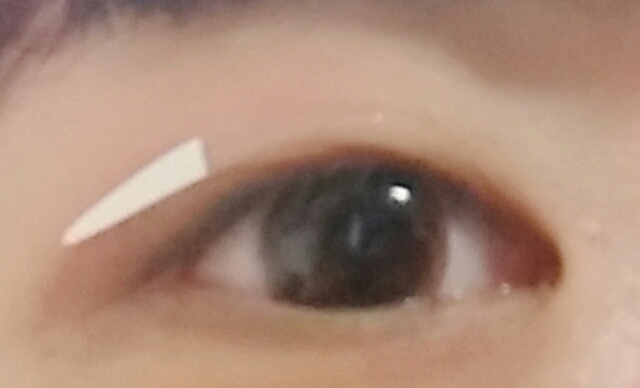 그리고 자기 눈에 맞는 라인으로 쌍테를 뙇 붙여줍ㄴ니다!
-개인적으로 저는 눈앞머리부터 붙인다하면 쌍테가 점점 아래로 내려가는 모양으로 붙여요!! 제일이쁨 (쌍테는 토니모리쌍테!! 엄지척👍)