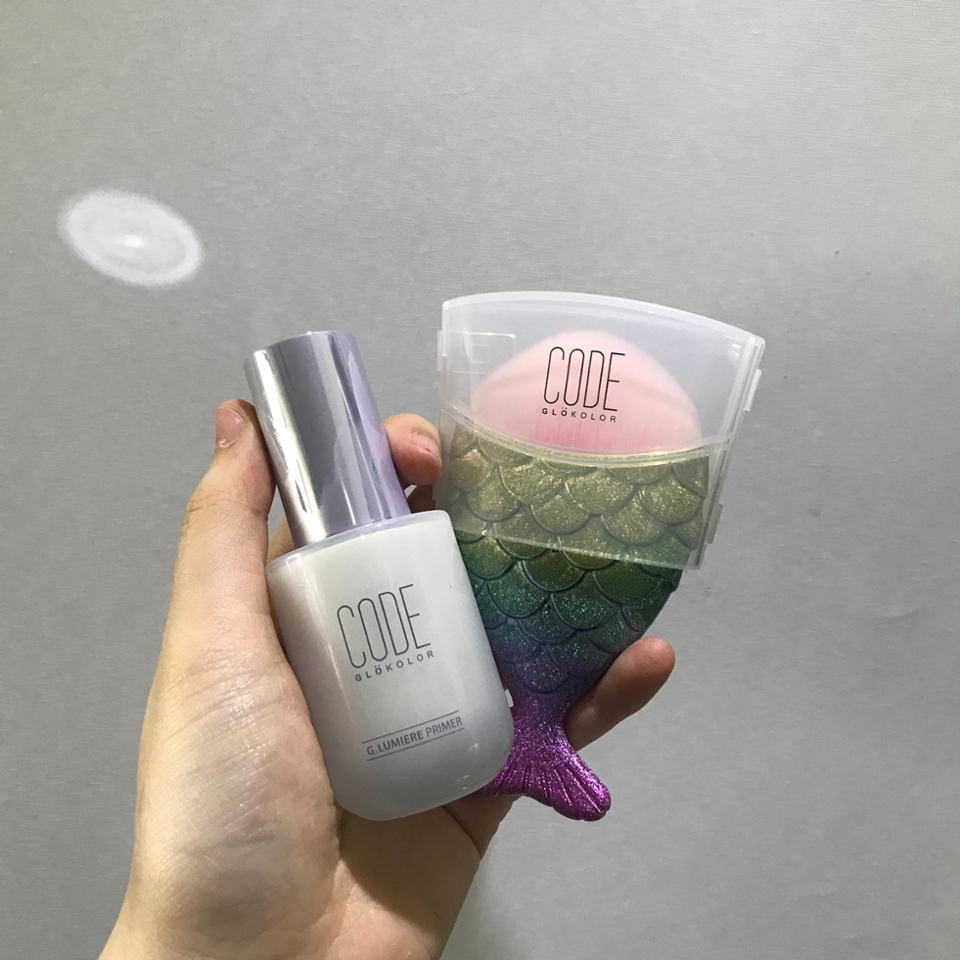 실제로 꺼내서 보니 너무 예쁘고 브러쉬 질도 좋았답니다😌

이 프라이머가 아무래도 광채프라이머 종류에 속하다보니 용기도 반짝반짝 약간의 펄감이 섞인 심플한
용기여서 너무 예뻤던거같아요 😋