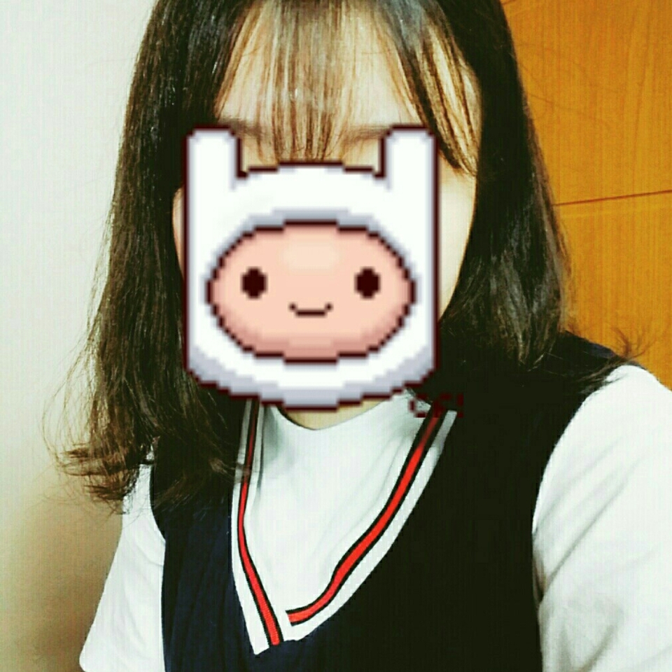 제가 이 미니고데기로 앞머리를 한번 해보았습니다! 저는 시스루뱅 앞머리인데 곱슬끼가 있어서 맨날 머리가 다 옆으로 휘어있거든요. 그런데 이 고데기가 아주 쫙쫙 펴주었습니다 ㅎㅎ