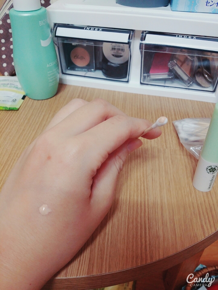 요로코롬
베이스제품을(파데나 쿠션 등등) 면봉에 묻혀줍니당