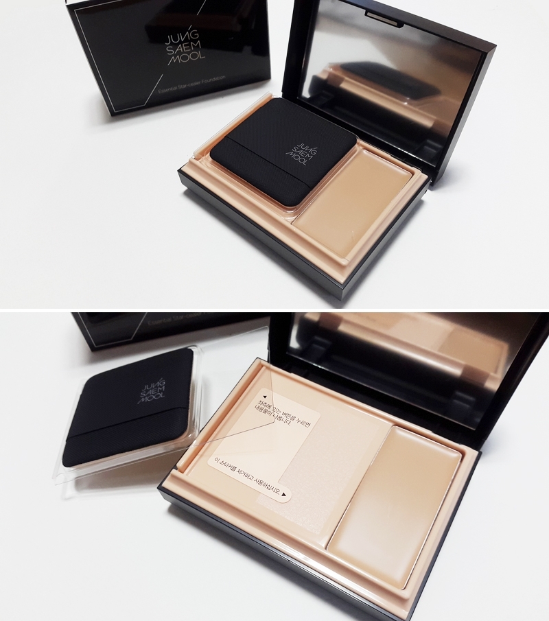 케이스를 열어보면 퍼프까지 올블랙으로 깔맞춤되어 있더라구요-
왼쪽이 파운데이션 오른쪽이 컨실러로 구성되어 있어요.
살짝 아쉬웠던 점은
투명 보호캡이 아예 분리가 되어서
파운데이션 바를 때 컨실러도 어쩔 수 없이 열려있어서
가끔 먼지가 들어가더라구요ㅠㅠ