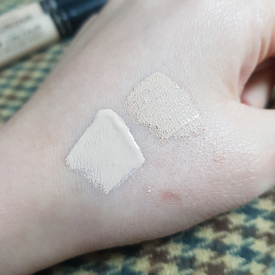 먼저 발색부터 보시면 좀더 밝은부분이 1호 클리어베이지제품이며 조금더 노란끼가 도는 부분은 1.5호 내추럴베이지제품입니다. 