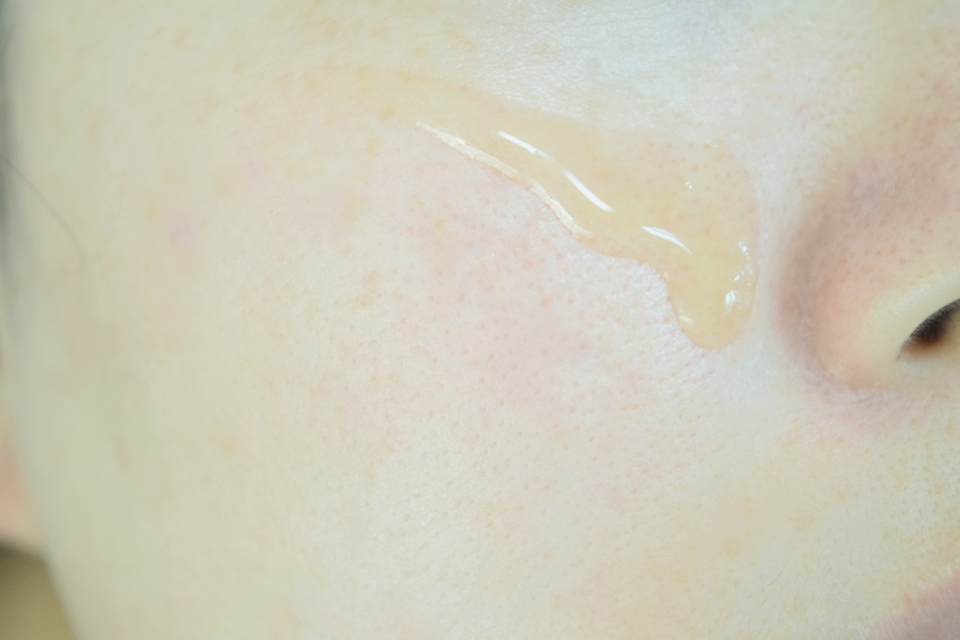 토너 다음 단계에서 적당량 덜아 피부결을 따라 흡수시켜 줬어요