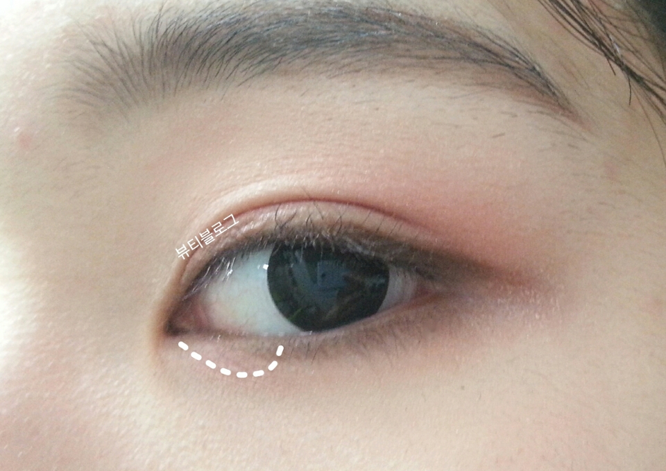 눈 언더 앞머리에 베에스로 깐 핑크 샤도우를 얹어 소녀소녀한 눈을 만들어줄께요.
거의 마지막 부분에서 이섀도우를 발라준이유는 
다른섀도우와 조화를 맞추기위해서입니다.

에뛰드-섀벽꽃시장