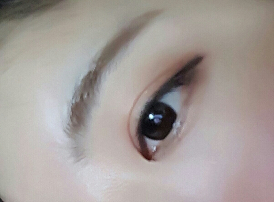눈썹은 얇고 긴 눈썹을 그리고 아이브로우 카라로 색을 입혀 줍니다   저는 눈화장 먼저하고 피부 화장해여 폰카라 색감이 안잡혔지만 실제로 하면 핑크 오렌지 색 메이크업이에여ㅎㅎ