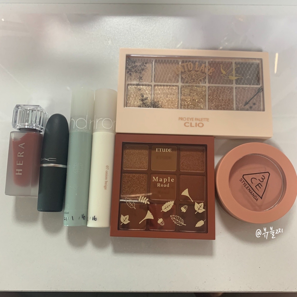 🌹클리오 프로 아이 팔레트 인투레이스
🌹에뛰드 플레이 컬러 아이즈 메이플로드
🌹3ce 무드레시피 페이스 블러쉬 로즈 베이지
🌹맥 파우더 키스 립스틱 mull it over
🌹헤라 센슈얼 프레쉬 누드 틴트 465 나인티즈
🌹롬앤 시스루 매트 틴트 담주베이지
🌹롬앤 글래스팅 워터 틴트 호박브라운
