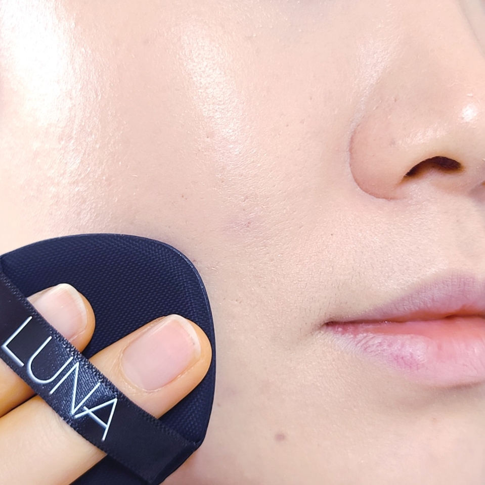 색감도 정말 자연스럽고 담백한 스킨톤!

​

21호 피부 기준 21호 라이트 베이지 컬러가 원래 내 피부색인 마냥 딱 맞더라구요

​

개인적으로 얼굴과 목 색이 자연스럽게 이어지는걸 선호하는데다, 담백한 뉴트럴 컬러를 좋아하는지라 색감 완전 취저💘

​

좀 더 화사한 피부 표현을 원한다면 한톤업 해서 구매하시는걸 추천드려요

