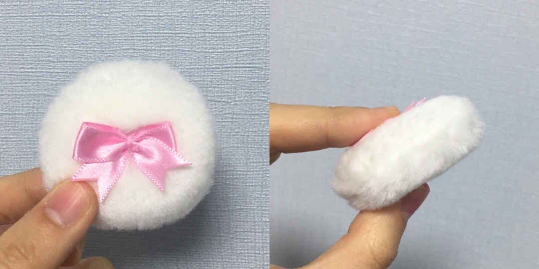오동통 귀여운 내장퍼프!
요거 통통하고 보돌보돌해서 사용하기 좋아요! 이 내장퍼프 싫어하시는분들도있던데 저는 브러쉬보다는 이걸 사용해야 더 보송보송한 느낌이 나서 이걸 사용하는걸 좋아합니다~
대신 좁은면적에 조금씩 묻혀서 사용해야 얼룩지지않아요!