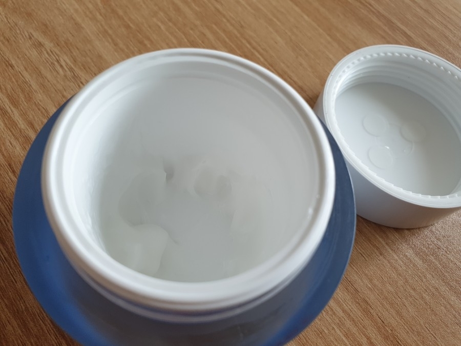 냉장고에 넣어놓고 가족들이랑 같이 사용해서 지금은 거의 다 썼는데,
가족들은 입주변에 살짝 이상한 기분을 느꼈지만 별 문제는 없었다고 해요.