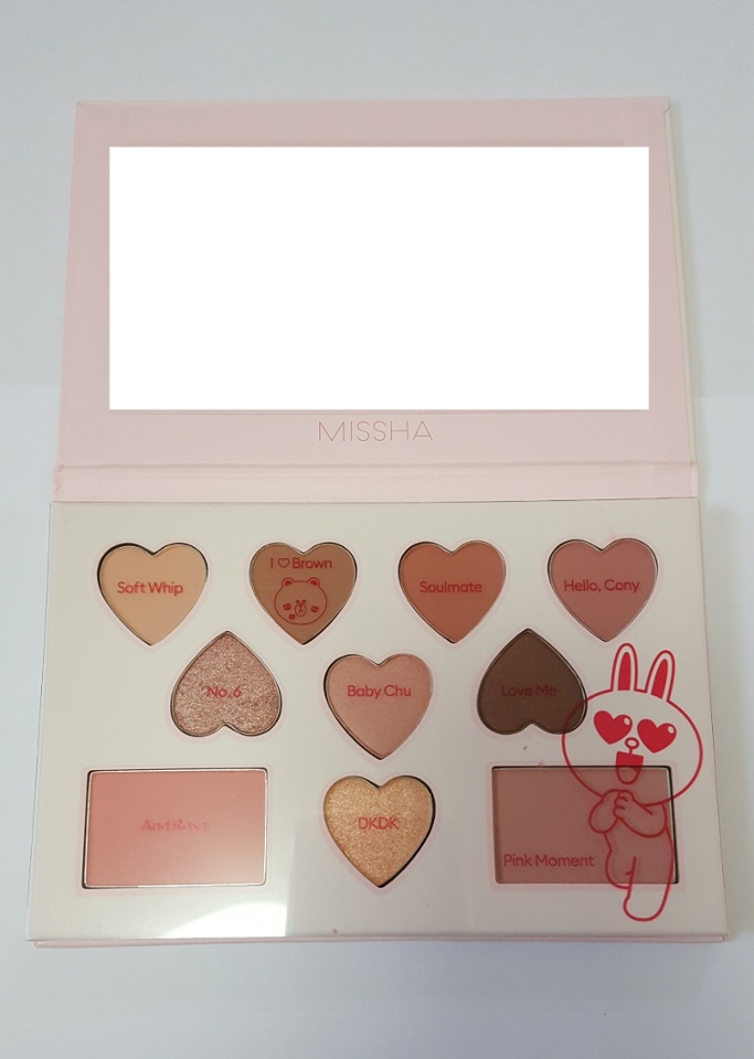 내부는 하트모양으로 너무 귀여워요!
이 팔레트는 톤다운된 핑크브라운 계열로 섀도우 8종과 블러셔2종이 같이있어요
