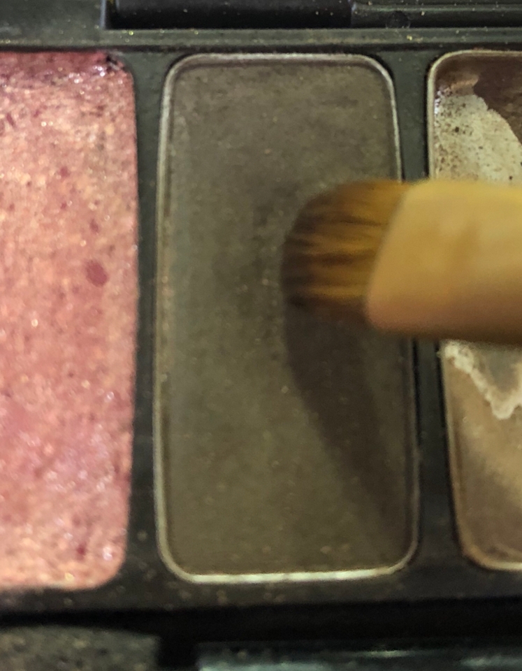 검은 빛의 짙은 브라운 섀도우로 아이라인이 그려질 위치를 먼저 잡아둔 뒤