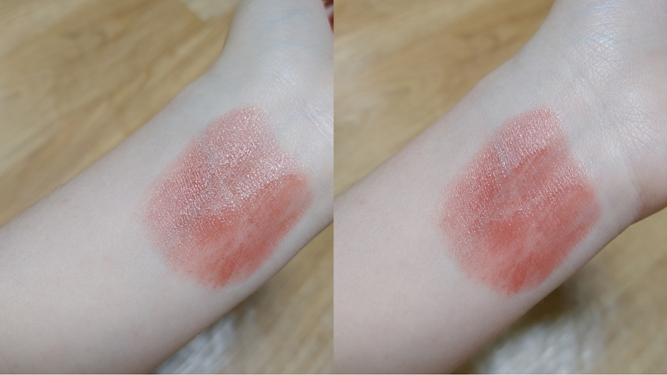 - 3번 발색해본 사진이에요

위에서 말했다싶이 여러번 바를 수록 색감이 진해져요
매트한 립이 아니다보니 가볍고 얇게 발리더라구요!! 