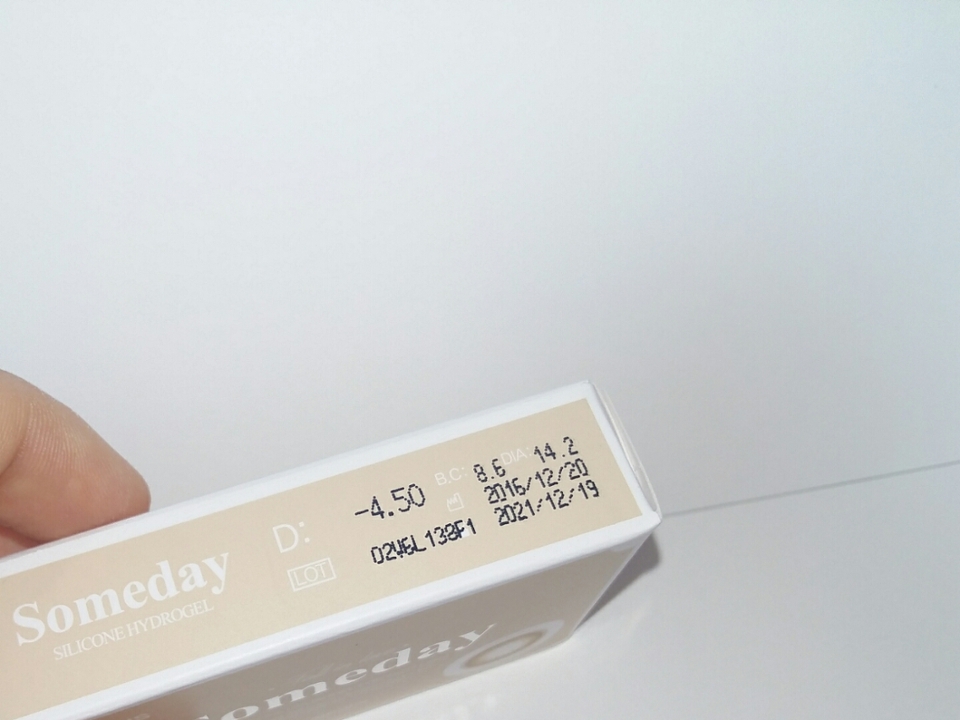 측면에는 
렌즈도수, 유통기한 등이 쓰여있어요!
저는 양쪽도수가 조금달라서 원래는 두팩을 사야하지만
그레이색상이랑 같이 구입하려고
직원분께 문의드려서 한도수로 맞춰서 사왔어요🙂