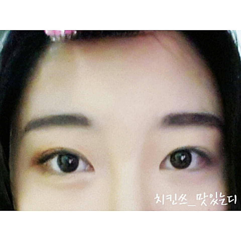  코 섀딩으로 코도 만들어 주시고! 
뷰러로 찹찹찹 찝어준 뒤 마스카라를 꼼꼼히 해줍니다. 언더까지!
사용제품은 #카이뷰러 #키스미마스카라 입니다☺