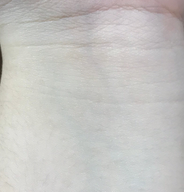 마무리감 끈적이지않고 촉촉합니다
향은 베이파우더, 포근한향이 나고 저는 지성피부인데
발라주면 딱 건조하지않고 끈적이지않게 마무리 되었는데 건성분들은 살짝 건조할수있을거 같아요
