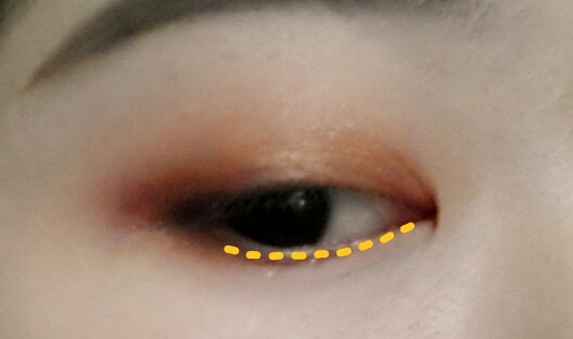 점선이없어졌네요..ㅠ 전쌍커풀이없지만 쌍커풀라인만큼 이탈리안잡을발라준후 위로위로블랜딩해서 경계을역시풀어준후 언더속눈썹라인을 플레이펜슬로 채워준후 이탈리안잡으로 블랜딩해줍니다