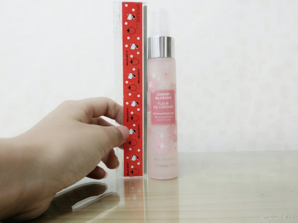 길이는 딱 15센치 정도 가방에 넣어다니기에도 간편하고 무엇보다도 향이 너무 좋아요ㅠㅠ 많이뿌리면 독하긴 하지만 학교에 이아이를 뿌리고 갔는데 뭐쓰냐고 향좋다고 이런 좋은 반응들 때문에 구입한걸 후회하지않아요 ㅋㅋ♡