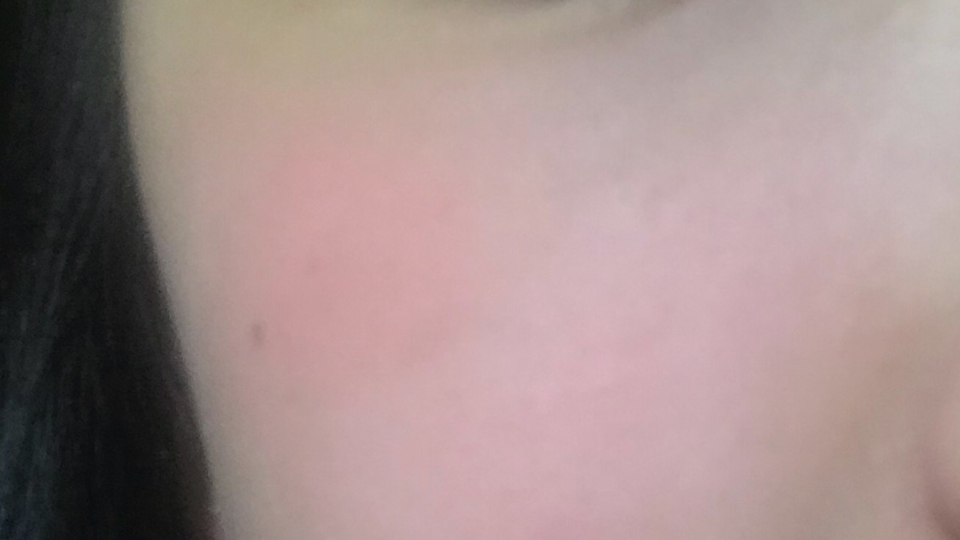 볼에 올린 색이에유