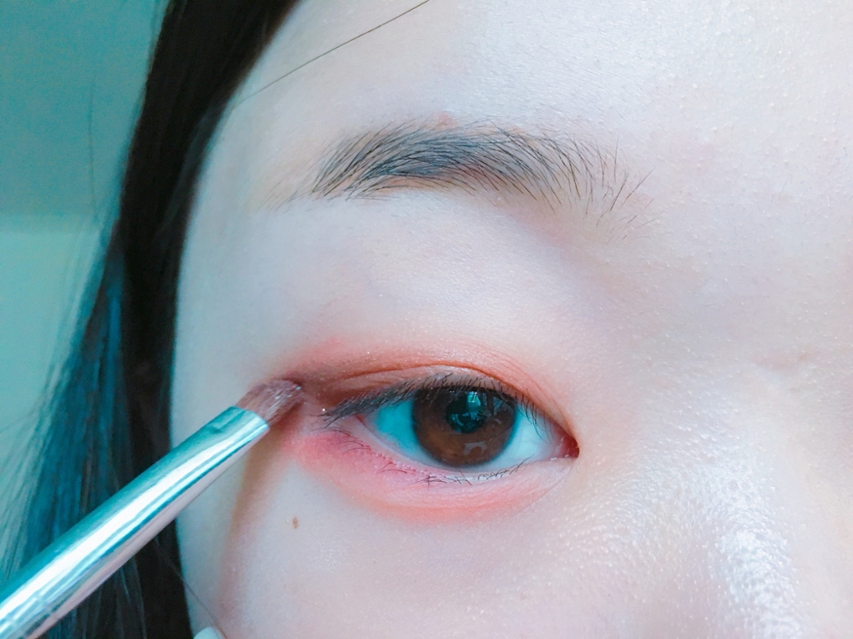 에뛰드 숲이아민트로 시빼떼보다 조금 더 더 작은면적으로 뒤쪽에 음영을줄게요