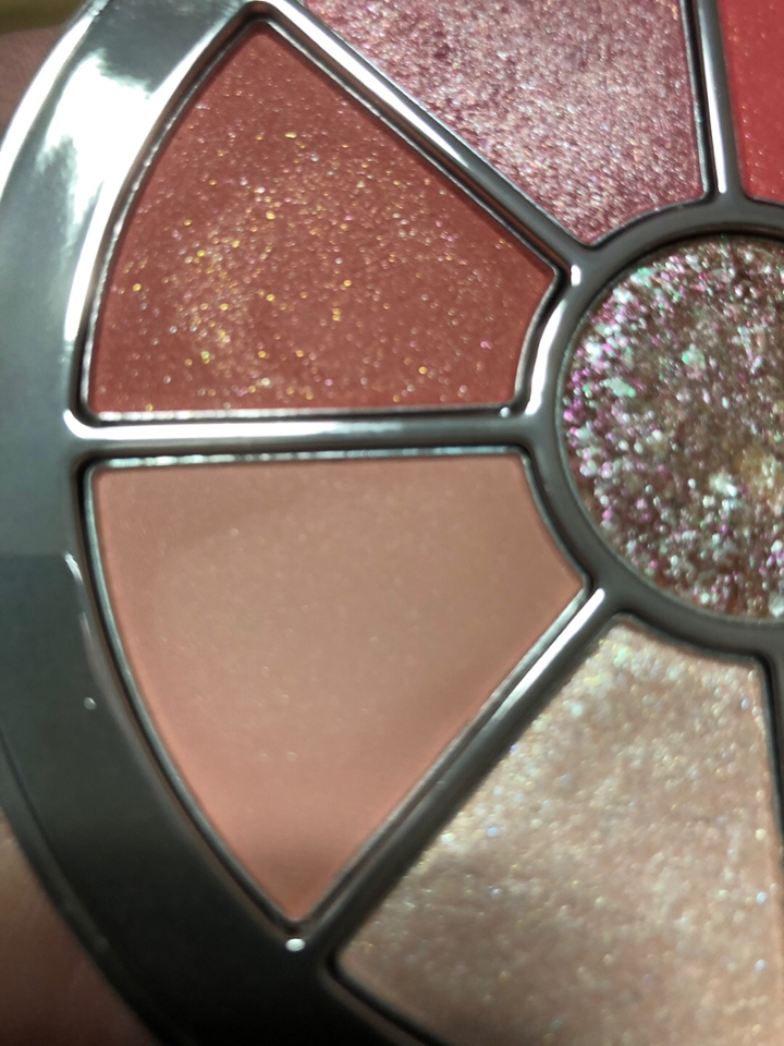 요게 베이스로 사용하기 좋은 히든코랄 색상이에요
조금 어둡게 나오긴 했는데 바르니까 뭉치지도 않고
음영주기에도 좋더라구요