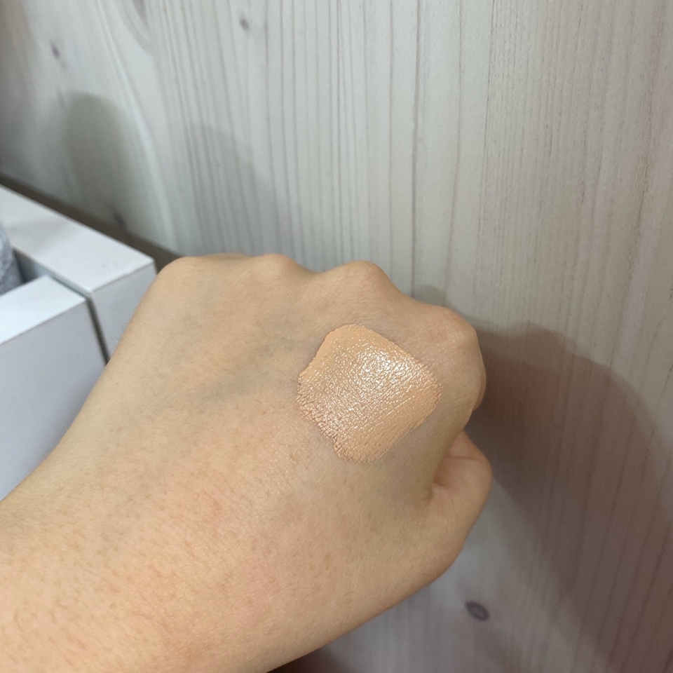 발라보고 잉 ??? 했어요 왜냐묜 시중에 나와있는 커버력 내세우는 큐션은 보통 세미매트 or 매트인데 얘는 촉촉허네 ? 