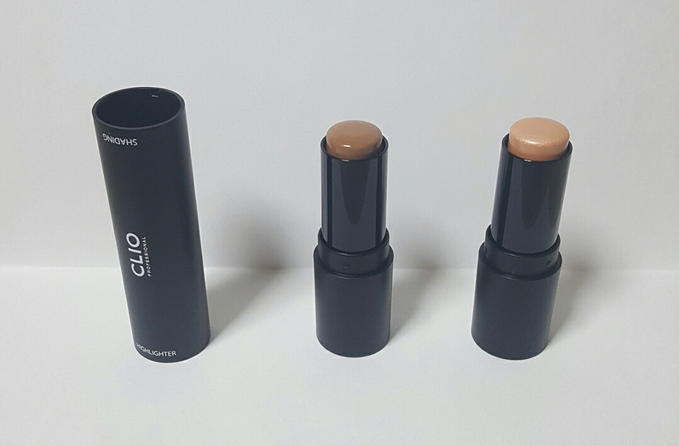분리해보면 이렇게 귀여운 쉐딩과 하이라이터가 나옵니다. 

다른 스틱형 제품처럼 굵지않아서 사용할때 편했어요. 너무 넓은 부위에 발리지 않아 조절이 쉬웠습니다.☺