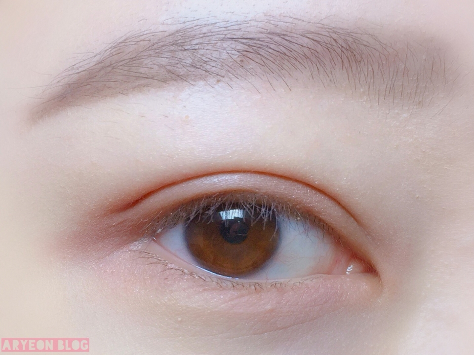 달달한 대추차 색상을 애굣살부분과 눈 뒷꼬리 부분에 발라줍니다ㅏ