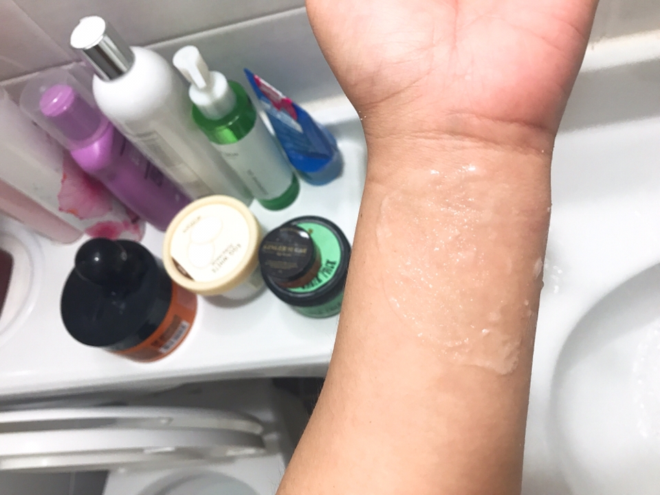 장소를 욕실로 옮겨서 문질러 봤는데

우와!! 제가 이제까지 사용하던 필링젤 중에
젤 텍스쳐가 부드럽게 발려요!
진짜 약간의 수분크림 처럼 발리는 느낌?

수분크림 바르는데 문지르면 알갱이 같은게
느껴집니다!

비비면서 상쾌한 향이 확 나네요🤨너무 좋네용