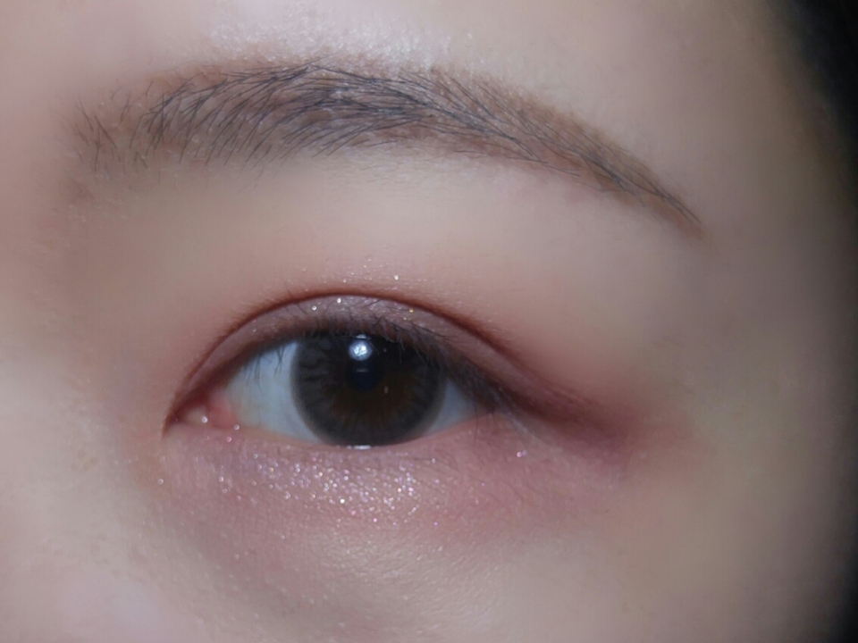 자칫 텁텁하고 단조로워 보일수 있는 눈을 생기있게 만들어주는 펄이에요! 펄 입자가 꽤 커서 포인트 주기에 아주 좋은 색상이에요!😤