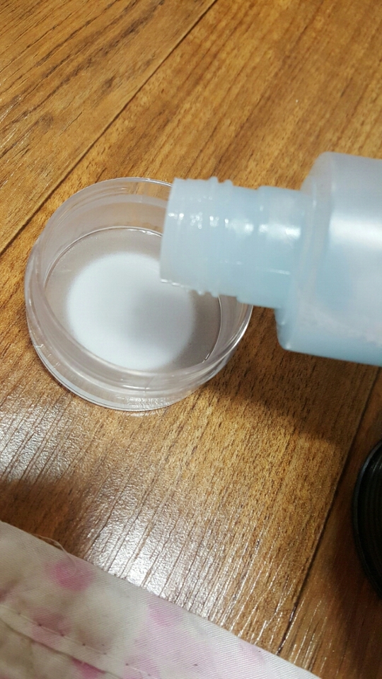 일단 립앤아이리무버를 섞어준다음 공병에 리무버를 넣어주세용~~