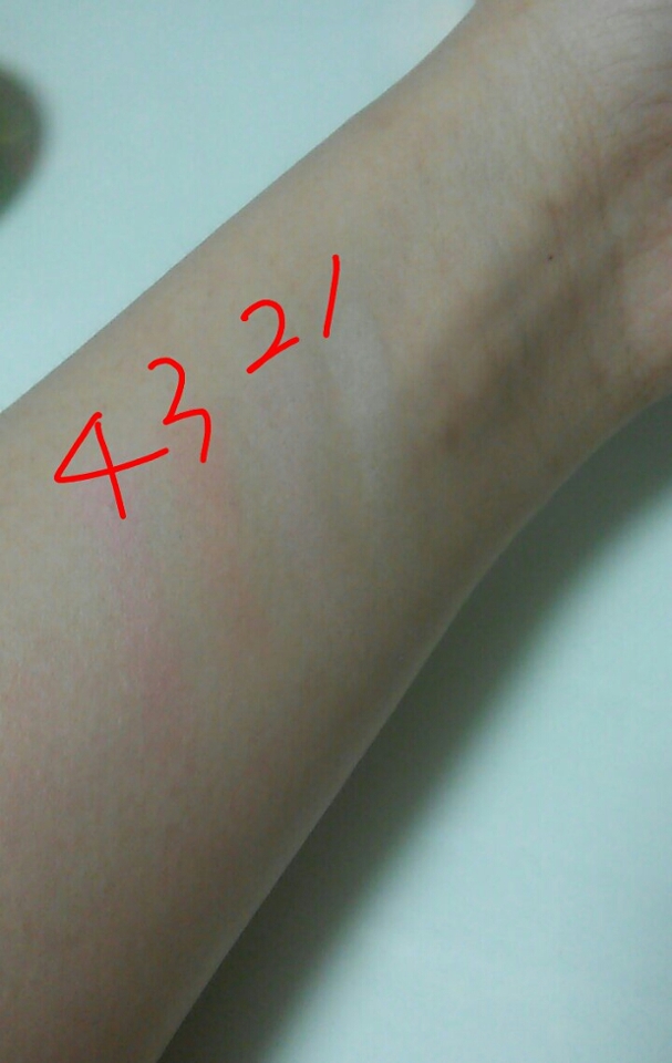 손목 발색입니다!!색이 다들 예술..★
봄ㅁ웜,갈웜 가리지않고 다 잘어울리실텐데
보시다시피 발색이 그리 진하지 않아서
피부톤이 좀 하야신 분들께 더 추천드릴게요 !