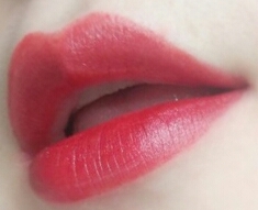 실제로보면 더 검붉은느낌이도는데 잘안나왔네욬ㅋㅋ손등발색이 더 정확한색인것같아요!