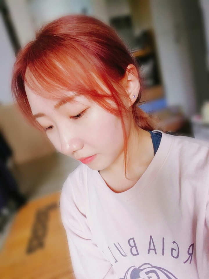 2일째 머리색인데요! 자연광에서 찍은 사진인데 이렇게 주황끼가 많진 않아요...
