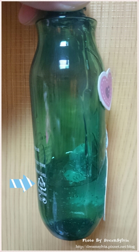 首先先在空罐裡
加入蘆薈膠
我這次是加入1/4的量
但是做完後發覺加太多了 😂
所以下次會減量變成1/5試試