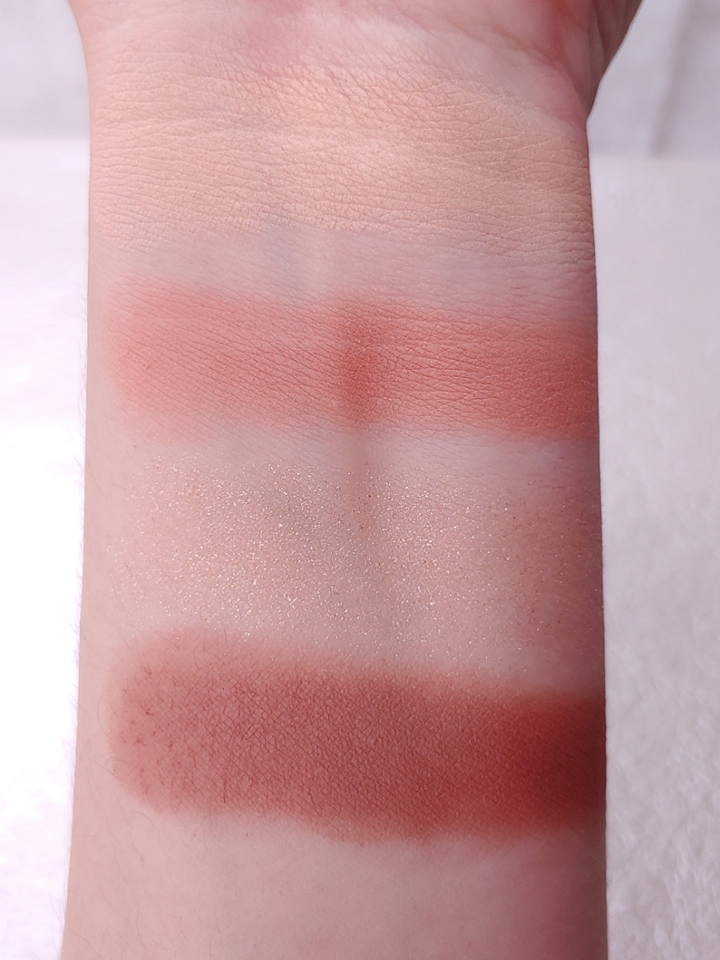 팔에다 발색해 보았어요~!!!

요거 물건입니다~👍
최근 사용한 4구 팔레트들 중 가성비 최고에다 발색, 지속, 밀착력 부분에서 중상이상 이었어요~!!

아~~😵개인적으로  페리페라는 립보다 섀도우가 더 좋은 것 같아요~!! ❤ 