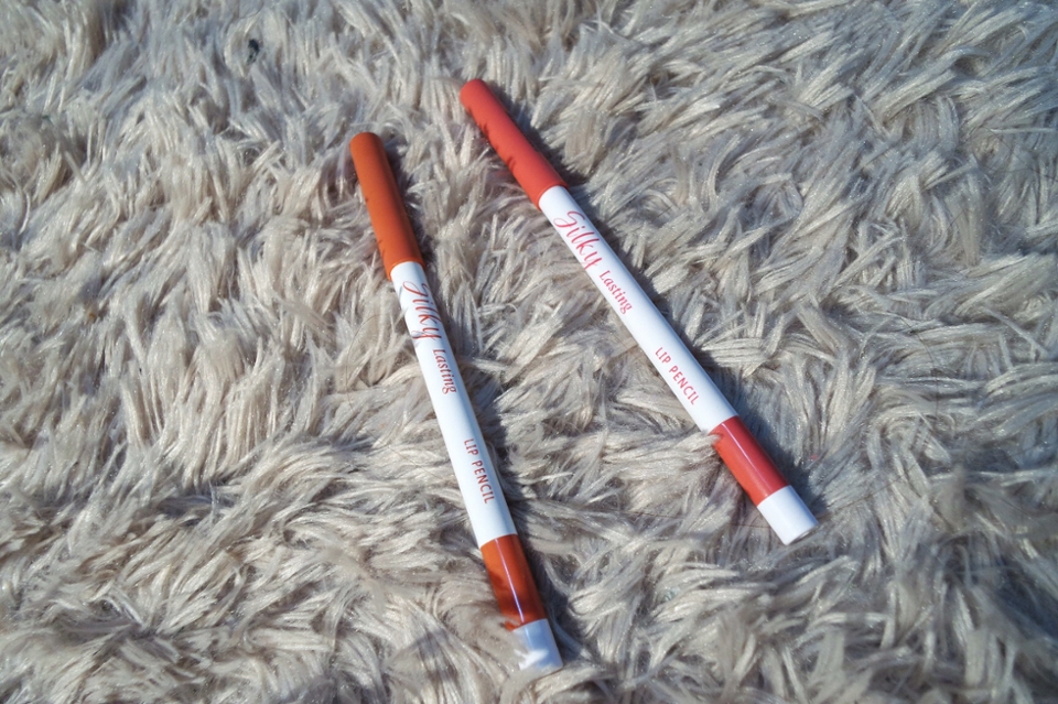 립첸슬은 두꺼운것들이 많이 나오는데
전 이런 얇은 제품을 찾고 있었어요
쓰리컨셉아이즈에서 처음 보고 살려다가 미샤들어가봤는데 저렴한가격에 비슷한 발색인것같아서 샀어요ㅋㅋㅋ