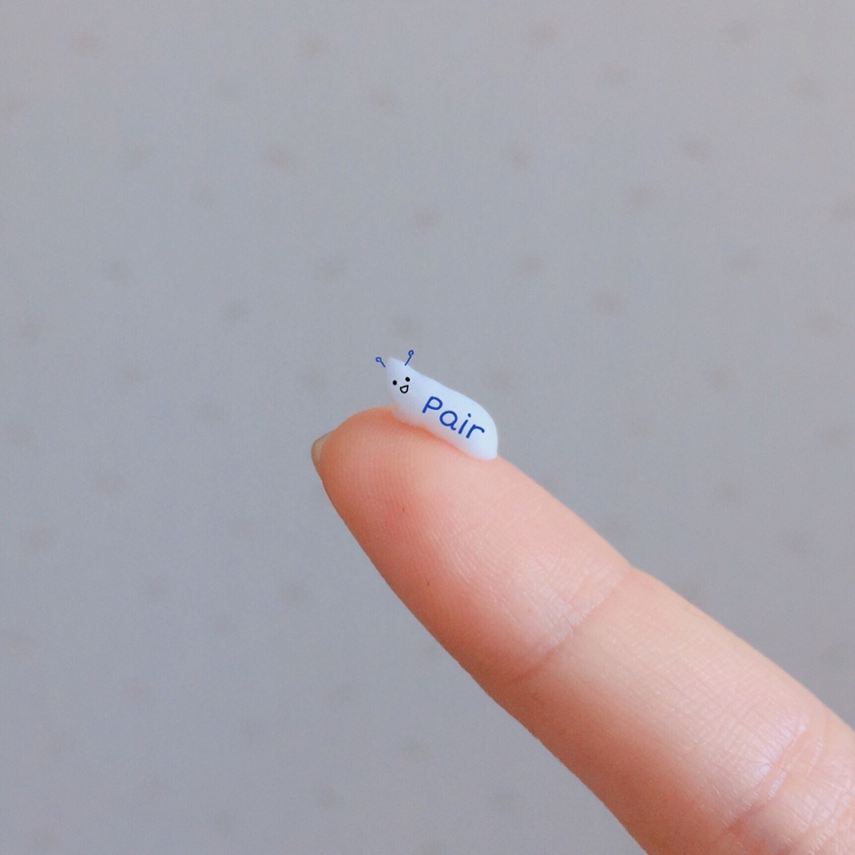 귀여운 크림 모양입니다 ! 

저는 발라야할 곳에 저만큼을 바르는편이예용 ! 바르고나서 좀 있으면 쑉! 스며들어용 ❣️
