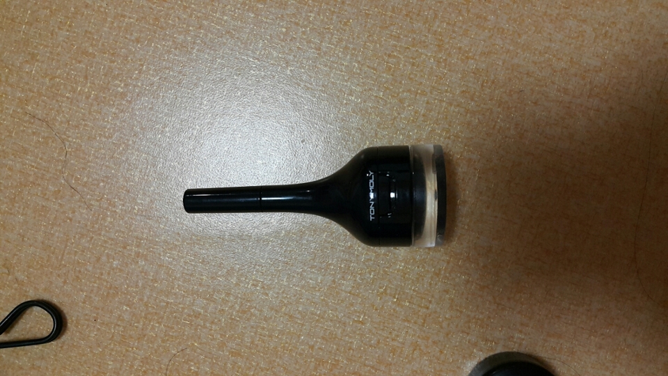 이건 토니모리 백젤 아이라이너예요
1호 그레이스모키입니다:-)
저는 이제품 점막채울때 사용해요 !