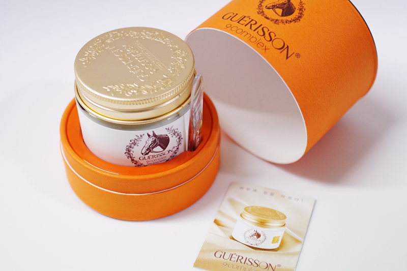 뚜껑을 열어보면 요렇게 게리쏭 마유크림이랑 스패츌러가 딱 들어있어서.. 
원래 케이스 다 버린른데 요건 보관하고 있어여 ㅎㅎ 
스패츌러가 저렇게 깔꼼히 보관되는 용기가 흔치 않잖아요 ㅎ