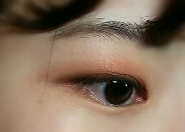 로우 카카오로 눈끝과 눈 앞머리에 음영을 너어주면서 아이라인 가이드 라인도 잡아주세요
