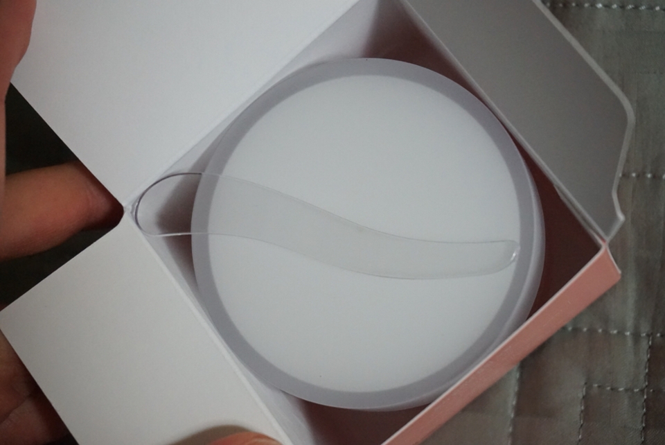 구성은 이렇게 스패츌러와 본품이랍니다^^