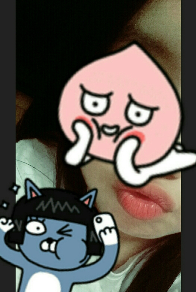 이거는 입술 발색샷이예용! 색이 진짜 진짜 이쁩니다😊
저는 이런 색을 되게 좋아해서 맘에 쏙 들어요..ㅎ