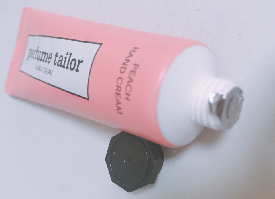 핑크쉬폰은 이미 개봉해버려서 피치를 개봉하겠습니당 은색씰(?)같은게 있어요