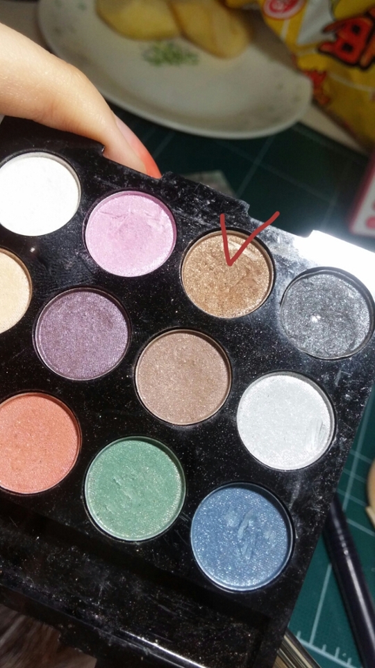 요기 체크된 연한 브라운 펄 섀도우로 언더 1/3 채워주시면 한거랑 안한거랑 차이가 👍 