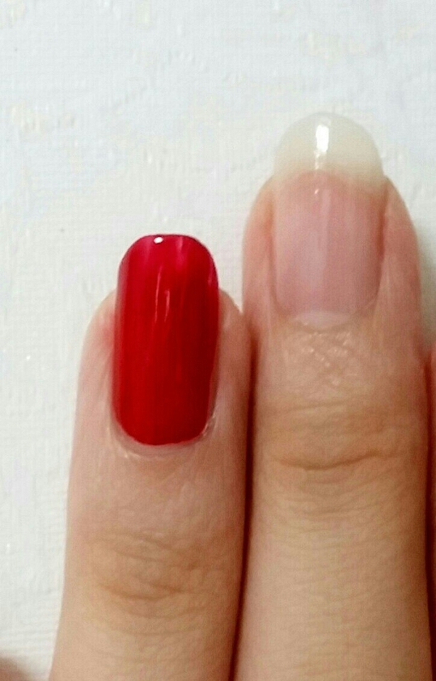 을마나 발색이 잘되는지 보기 위해 약지에 원콧 해봤어요.
원콧입니다 여러분! 한번만 바른건데도
발색력이ㅠㅠ캬...b
큐티클은 뎨둉해옇ㅎㅎㅎ🙄