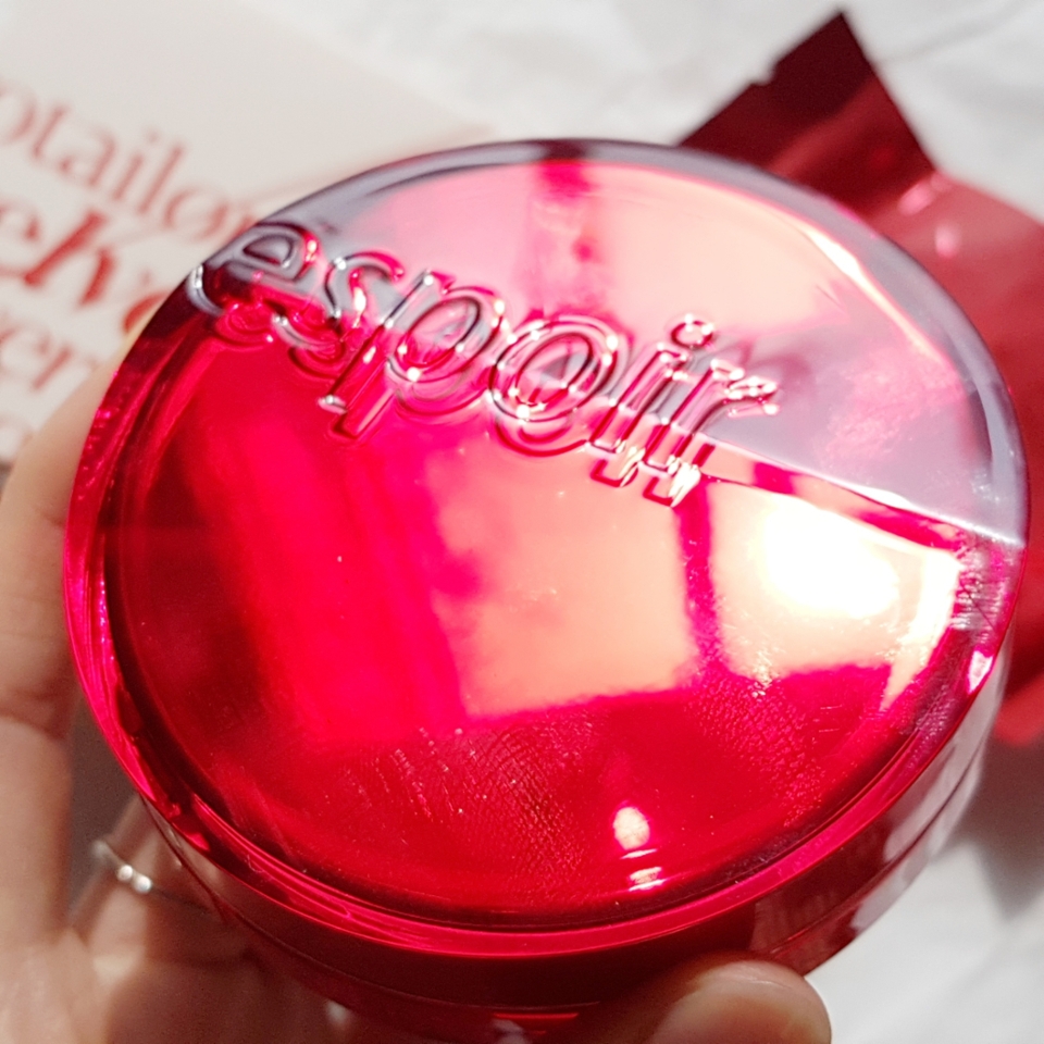 여태까지의 에스쁘아 쿠션 디자인들 다 레전드로 이뻤는데 이번에 또 새롭게 레전드를 쓰는 디자인이에요! ψ(._. )>💜
시그니처인 강렬한 레드 컬러 케이스에 은은하면서도 선명하게(?) 새겨진 에스쁘아 로고로만 심플하게 이루어진 디자인인데 왜 이렇게 이쁜지!!
에스쁘아만의 감성이 듬뿍 묻어난 디자인이에요!
심플하지만 유니크함이 가득 담긴 디자인의 제품이라 MZ세대의 맘을 한 번에 사로잡을 것 같아요 ㅋㅋㅋㅋ
물론 유광 재질인데다 투명함이 있는 케이스라 손 지문이 쉽게 잘 남아요!
그래서 바깥에서도 쿠션 케이스의 미모를 선보이고 싶다면 주기적으로 닦아줘야 한다는 불편함이 살짝은 있어요....ㅅㅁㅅ
(물티슈나 일반 티슈보다 안경 닦기 같이 부드러운 천으로 닦으면 더 잘 닦이더라고요!)