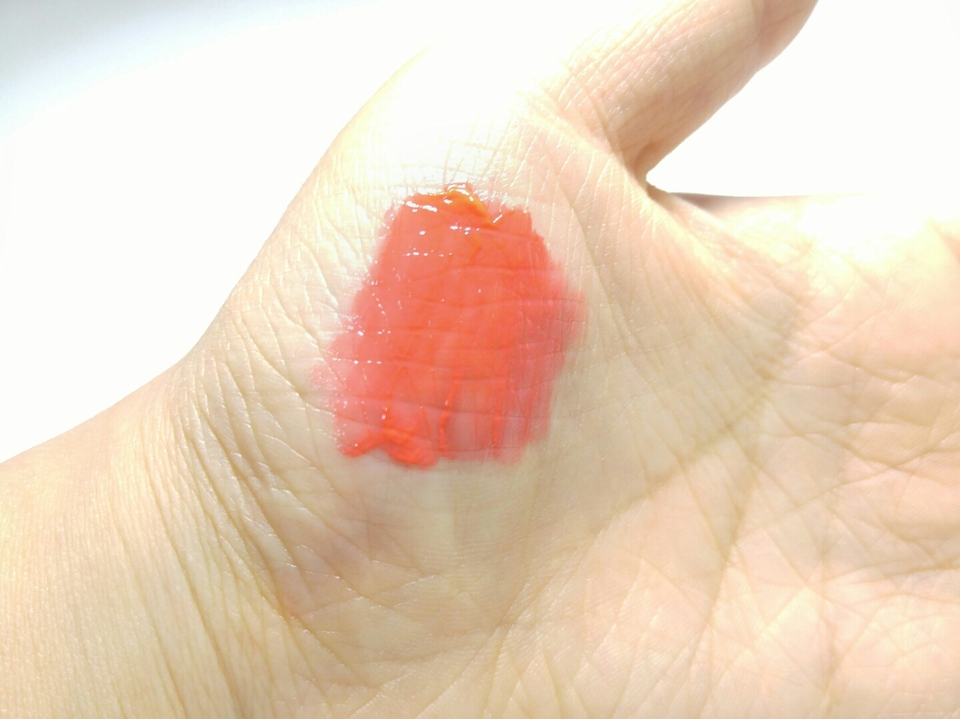  손바닥에 발색해서 딱 느껴지는 게 있죠. 제형이 되게 크림 같거든요. 그래서 요플레 현상(립제품이 입술에 밀착되지 못하고 겉돌아서 뭉치는 현상)이 조금 일어날 수 있어요. 그리고 색이 굉장히 쨍한 주황색을 띠는데 실제 발색과 전혀 다르다는 점 역시 참고해주세요. 

 잠깐! 어디서 xx쮸 냄새 안 나요? 네. 여기서 납니다. 더도 말고 덜도 말고 xx쮸 복숭아맛 향이 납니다. 호불호가 갈리겠네요.