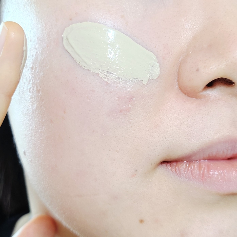 비타 브라이트닝 비비크림은 정말 소량만 발라도 충분!

​

저는 쌀알 네 개 양 정도로 얼굴 전체에 사용했어요