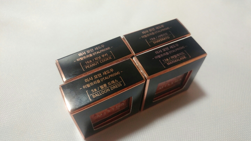 저는 피넛쿠키/샤케라또/벌룬 드레스 이렇게 샀었구 마멀레이드는 친한 지인이 ㅋㅋㅋ쓸어답다가 2개 사버렸었다며 한개 투척하고 가더라구요 ㅎㅎ(감사히 잘쓰겠습니다 색 너무 예쁘더라구요>,ㅇ찡긋)