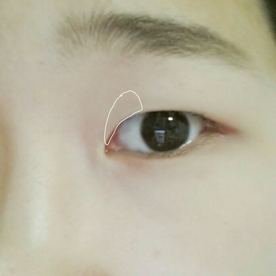 그리구 요 부분에는 아까 톤다운된 버건디색인 2번섀도우를 발라줄게요
여기서 너무 발색이 세게나오면 너무 티가 나니까 적당히 발색하는게중요해요😺